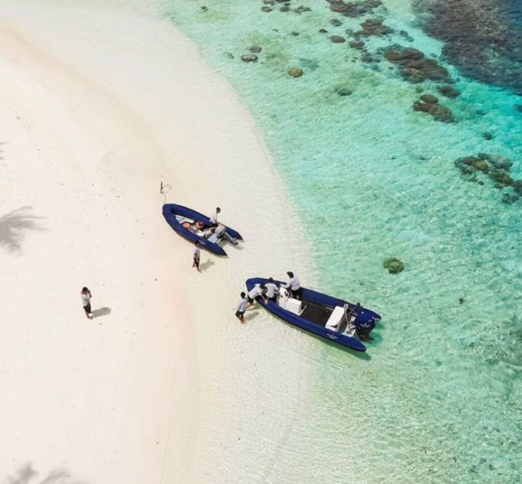 rigid inflatable boat penghubung kapal liveaboard menuju pulau-pulau kecil